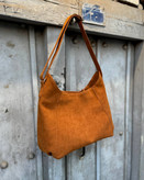 نمای جلو کیف دوشی بزرگ عسلی رنگ از جنس جیر