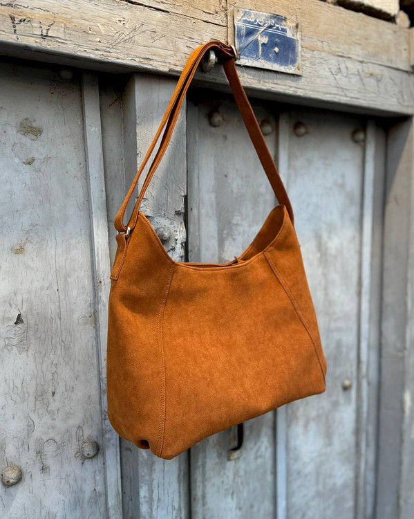 نمای جلو کیف دوشی بزرگ عسلی رنگ از جنس جیر