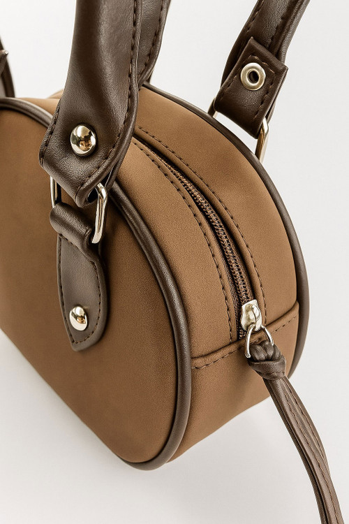 نمای جلو کیف مینی موکا چرمی با زیپ و یراق نقرهای