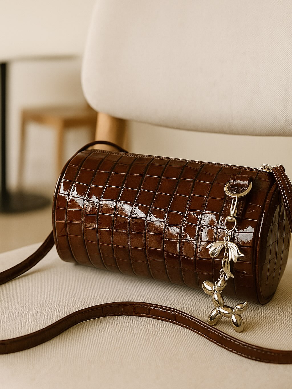 خرید کیف سوسیسی ورنی قهوهای با بند دوشی بلند