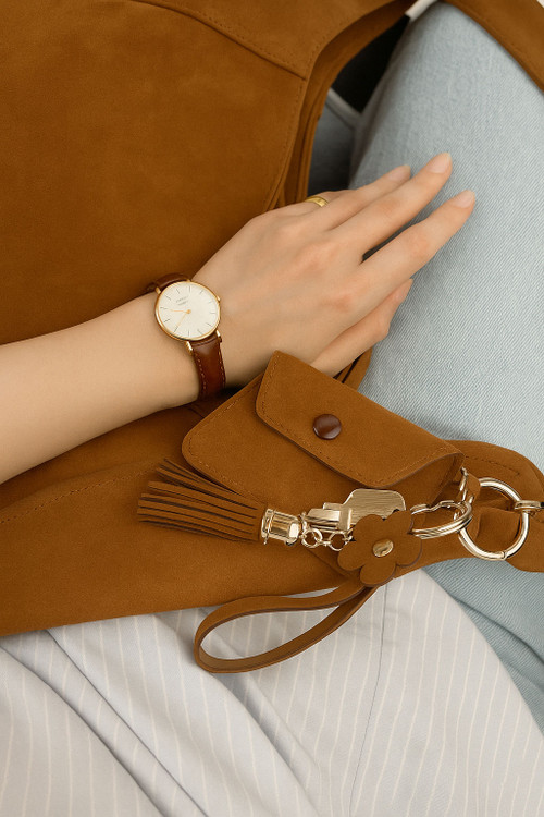 جاکارتی جمعوجور عسلی کنار کارتهای بانکی