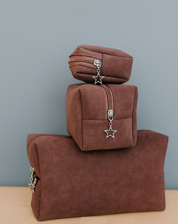 نمای کامل کیف بزرگ جیر قهوهای با بند قابل نصب