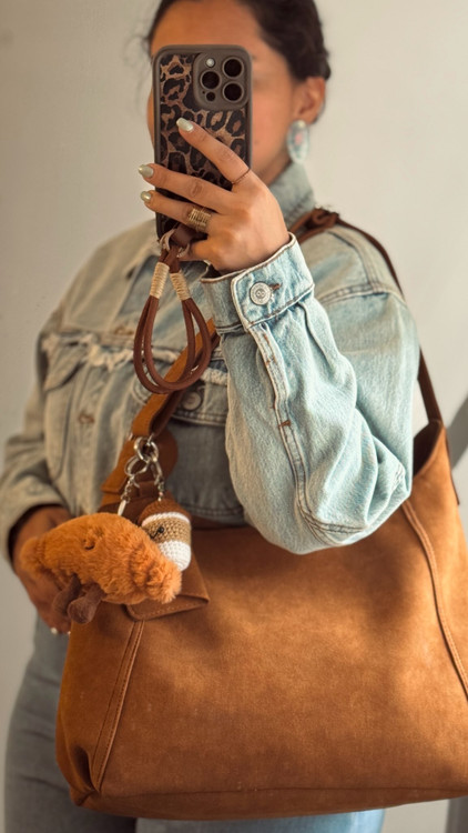 کیف دوشی بزرگ جیر عسلی با بند شانهای قابل تنظیم