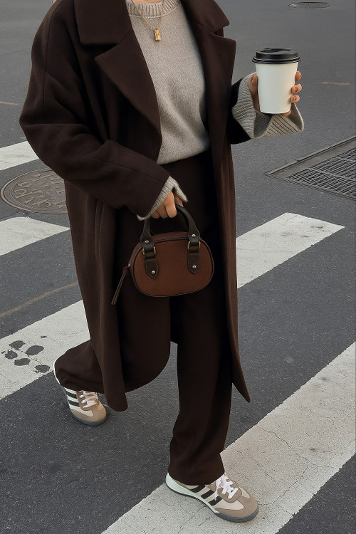 کیف کوچک دوشی مینی موکا در استایل روزمره