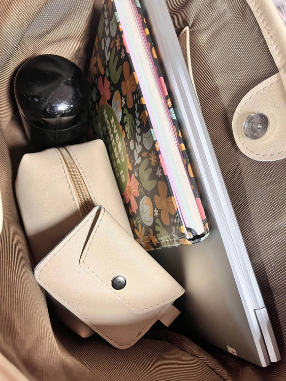 دیزاین داخل کیف دانشجویی