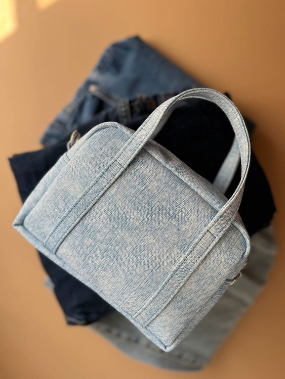 کیف دوشی کراسبادی طرح جین آبی روشن با بند قابل تنظیم