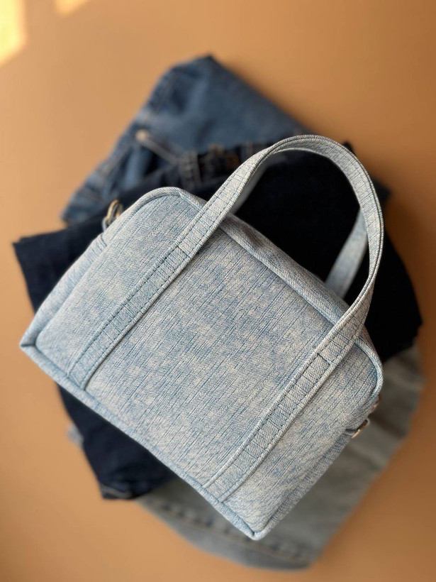 کیف دوشی کراسبادی طرح جین آبی روشن با بند قابل تنظیم