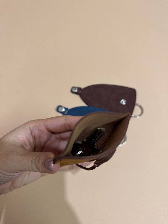 جاکلیدی جیر طرح Miu Miu در کنار کلیدها