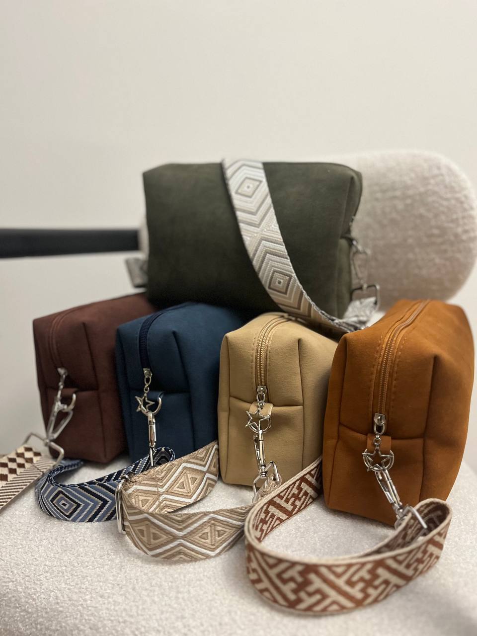 «کیف بیسیک جیر زنانه با طراحی ساده و بند دوشی طرحدار»